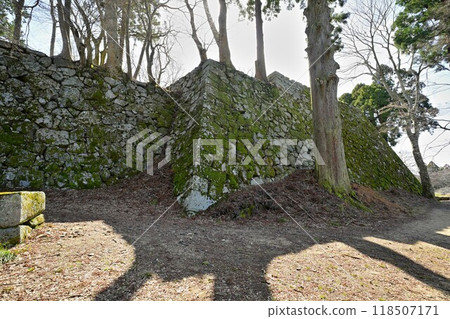 大和國奈良縣「高取城」石牆和主城的曲線 118507171