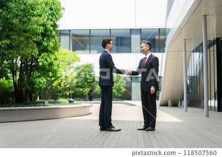 握手的商人 118507560