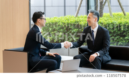 商人握手進行商務談判 118507578