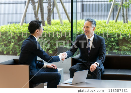 商人握手進行商務談判 118507581