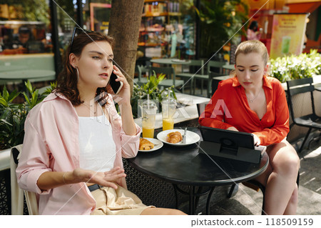 Meeting at Outdoor Cafe Under Bright Sunlight Meeting at Outdoor Cafe Under Bright Sunlight 118509159