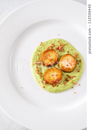 Fried eryngii wit green pea sauce Fried eryngii wit green pea sauce 118509440