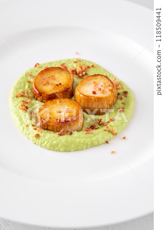 Fried eryngii wit green pea sauce 118509441