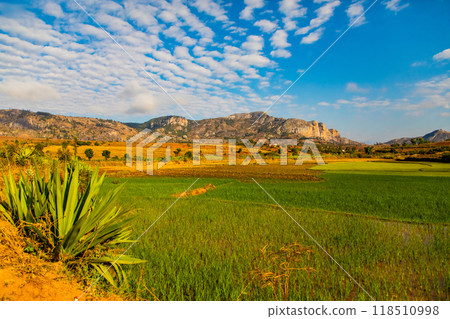 view of hills and mountains along main Madagascar road 118510998