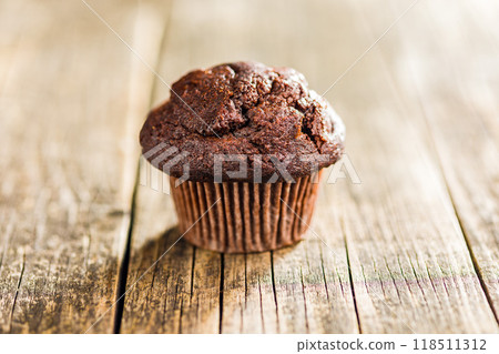 Sweet chocolate muffin cakes. Cupcakes on wooden table. 118511312