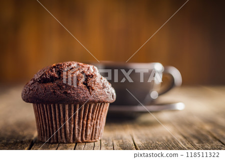 Sweet chocolate muffin cakes. Cupcakes on wooden table. 118511322