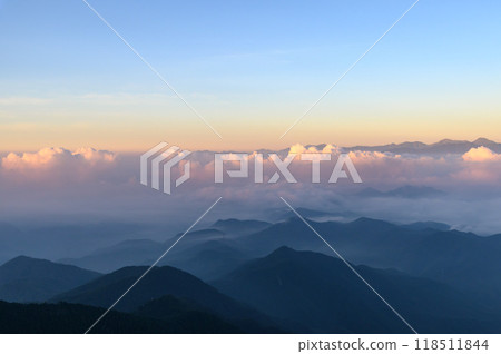 南阿爾卑斯山和日出時的雲海 118511844