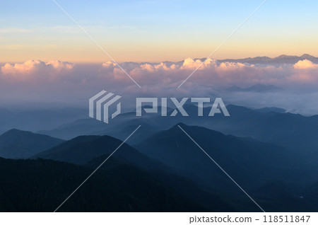 南阿爾卑斯山和日出時的雲海 118511847