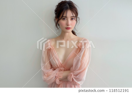 美麗的女人與粉紅色蓬鬆雪紡 美麗的女人與粉紅色蓬鬆雪紡 118512191