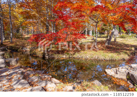 The water dividing point at Hirugano Plateau Watershed Park in autumn in Gujo City, Gifu Prefecture The water dividing point at Hirugano Plateau Watershed Park in autumn in Gujo City, Gifu Prefecture 118512259