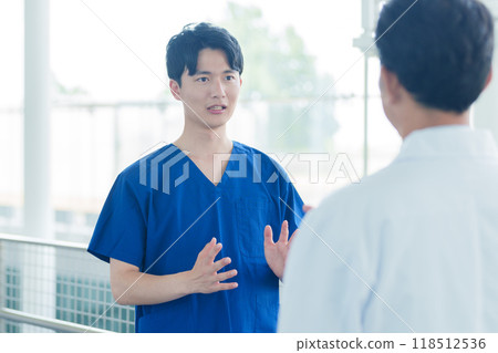 護士與醫生交談 118512536