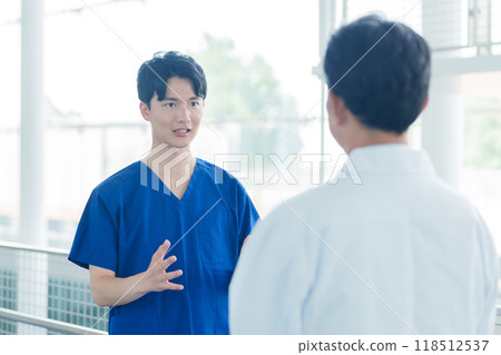 護士與醫生交談 118512537