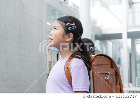 小學生背著書包抬頭仰望 小學生背著書包抬頭仰望 118512717