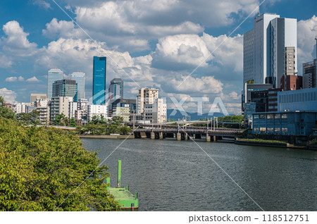 從天滿橋大阪商業園區頂部看到的大阪城市景觀 從天滿橋大阪商業園區頂部看到的大阪城市景觀 118512751