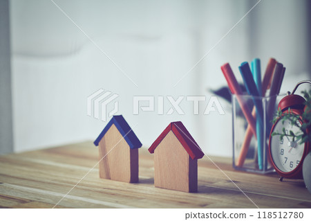 兩棟房子放在一張木桌上 兩棟房子放在一張木桌上 118512780