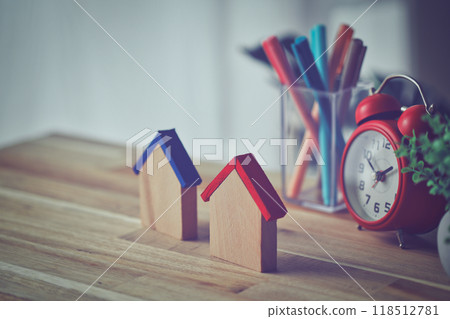 兩棟房子放在一張木桌上 兩棟房子放在一張木桌上 118512781