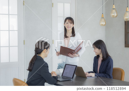 在辦公室工作的年輕女商人 118512894