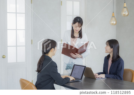 在辦公室工作的年輕女商人 118512895