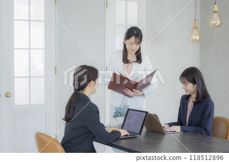 在辦公室工作的年輕女商人 118512896