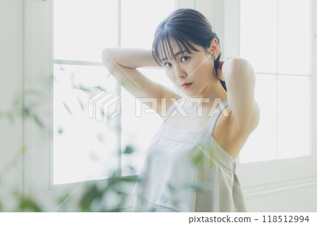 窗邊的女人 窗邊的女人 118512994