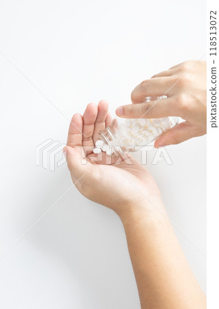 手頭上的白色補充劑和藥物 118513072