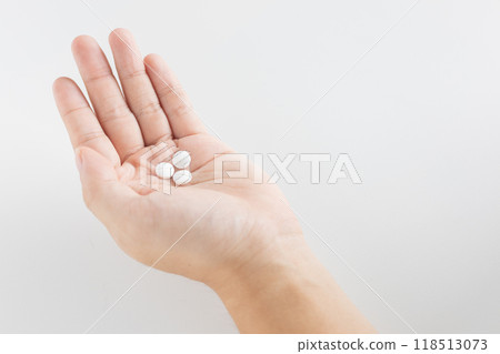 手頭上的白色補充劑和藥物 手頭上的白色補充劑和藥物 118513073
