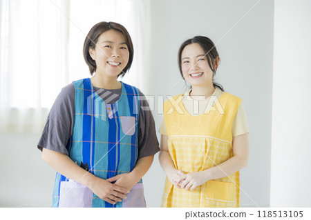 Two nursery teachers 118513105
