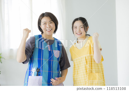 Two nursery teachers 118513108