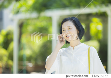 中年婦女戶外散步的美女形象 中年婦女戶外散步的美女形象 118513136