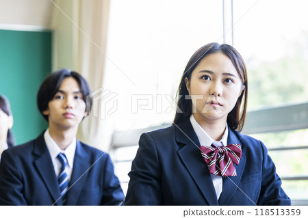 Classroom, boys and girls, high school, junior high school, serious 118513359