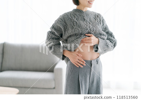 女人摸她的肚子 女人摸她的肚子 118513560