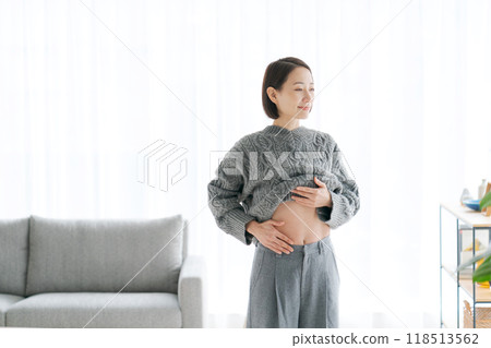 女人摸她的肚子 118513562