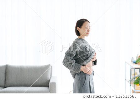Woman touching her stomach 118513563