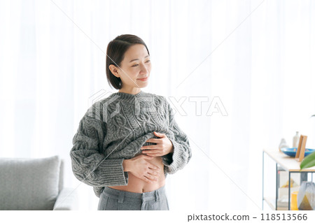 女人摸她的肚子 女人摸她的肚子 118513566