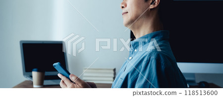 一個人在個人電腦前遇到麻煩 118513600