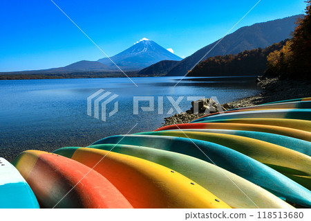 Summer Fuji seen from the shore of Lake Motosu, Motosu, Kawaguchiko Town, Yamanashi Prefecture 118513680