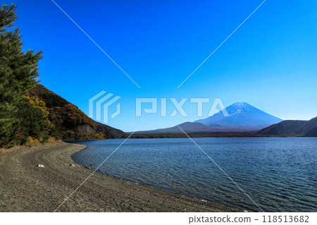 Summer Fuji seen from the shore of Lake Motosu, Motosu, Kawaguchiko Town, Yamanashi Prefecture Summer Fuji seen from the shore of Lake Motosu, Motosu, Kawaguchiko Town, Yamanashi Prefecture 118513682