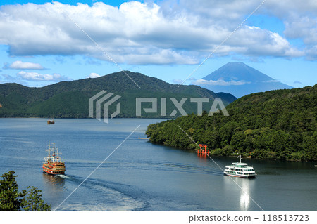Lake Ashinoko and Mt. Fuji in autumn, Hakone Town, Kanagawa Prefecture 118513723
