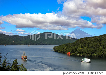 Lake Ashinoko and Mt. Fuji in autumn, Hakone Town, Kanagawa Prefecture 118513724