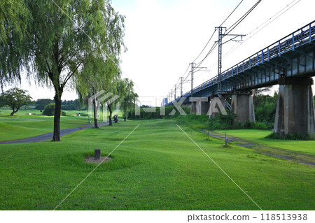 JR軌道下的高爾夫球場 JR軌道下的高爾夫球場 118513938