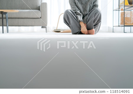 坐在客廳裡的女人的腳 118514091