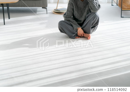 坐在客廳裡的女人的腳 118514092