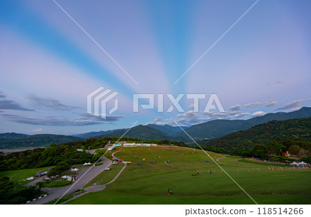 Sunrise landscape with people preparing for the hot air balloon festival at the Luye Highlands 118514266