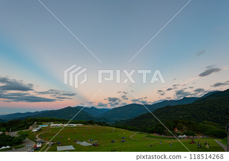 Sunrise landscape with people preparing for the hot air balloon festival at the Luye Highlands 118514268