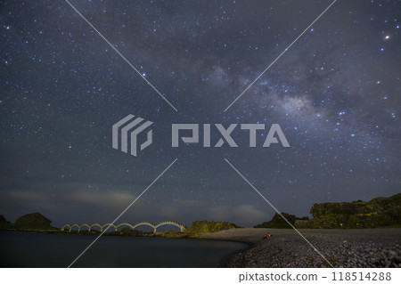 Night starry view of the famous Sanxiantai Arch Bridge with Milky Way 118514288