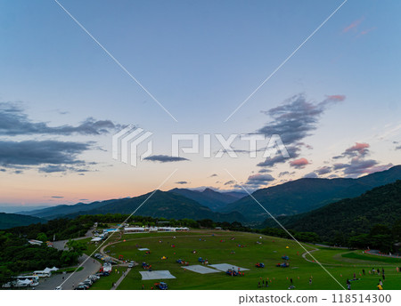 Sunrise landscape with people preparing for the hot air balloon festival at the Luye Highlands 118514300