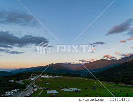 Sunrise landscape with people preparing for the hot air balloon festival at the Luye Highlands 118514301