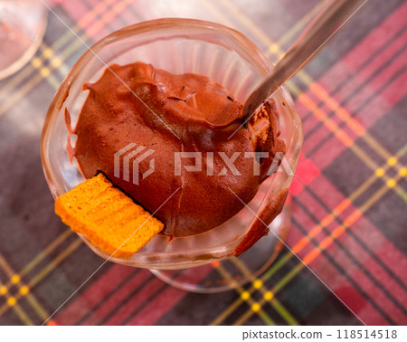 Traditional italian dessert chocolate muss, served in glass bowl with wafer 118514518
