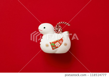 日本新年材料。生肖蛇（蛇）。紅色背景上的蛇雕像 118514777