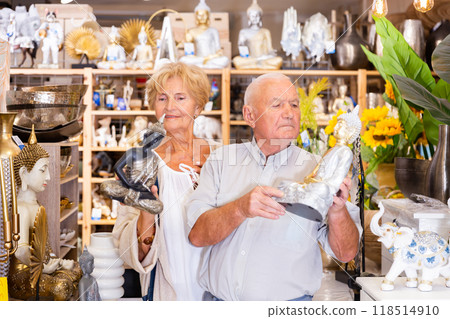 Couple customers buying indian souvenir statues Couple customers buying indian souvenir statues 118514910